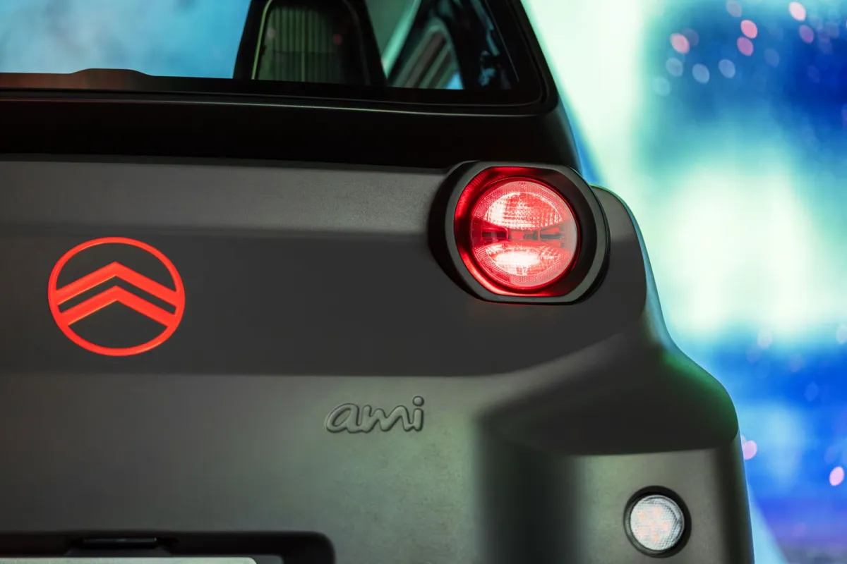 No es un coche, pero por solo 19 € al mes tienes un homenaje al 2CV de 4 ruedas, te protege más que una moto, y tiene el precio de un scooter