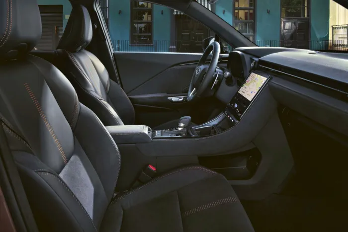 No hace falta comprar un coche chino para pagar 250 € al mes, Lexus te vende por eso un SUV premium con fama de indestructible, etiqueta ECO y que solo gasta 4,5 l/100 km