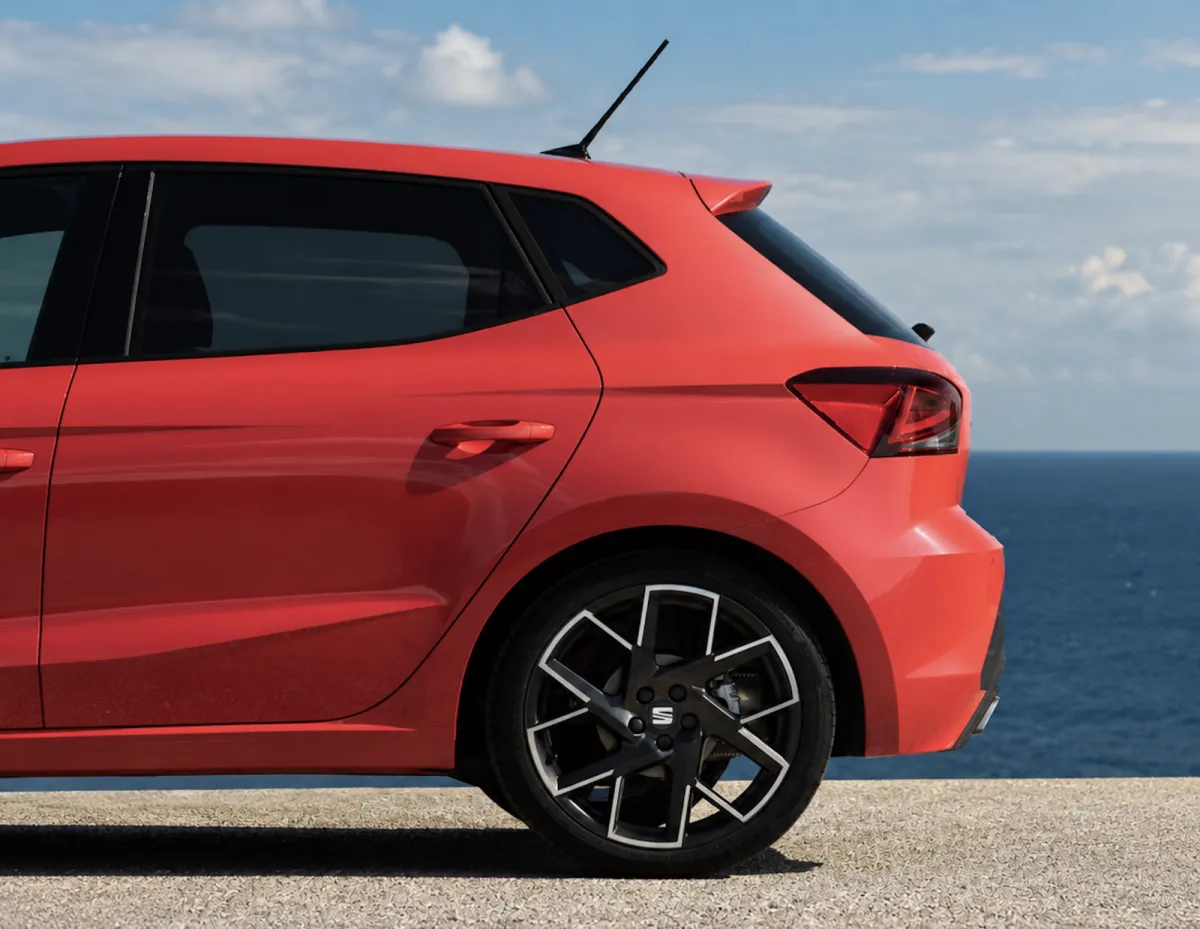 No hace falta comprar un coche chino para pagar solo 100 € al mes, este Made in Spain lo demuestra junto con 10 años de garantía y 5,3 l/100 km
