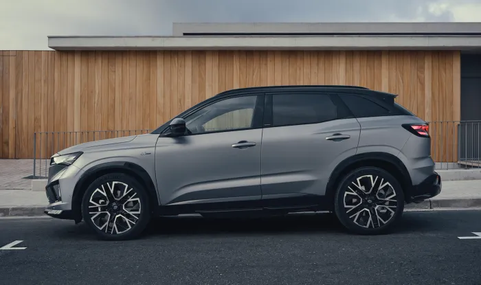 No hace falta comprar un Toyota RAV4 para tener un SUV híbrido de 200 CV y 4,7 l/100 km, Renault tiene un Made in Spain por 8.000 € menos