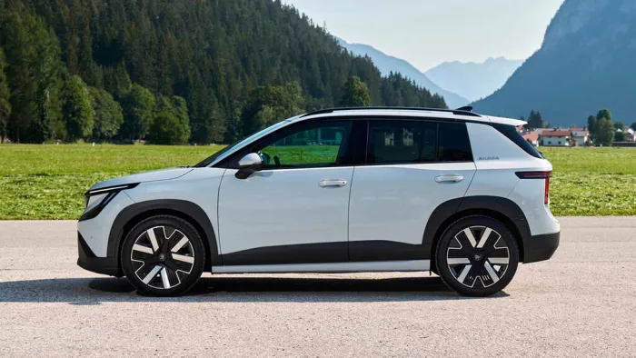 No hace falta comprarse un coche chino para tener un SUV eléctrico barato: este se fabrica en España, tiene 475 litros de maletero y cuesta 18.500 euros