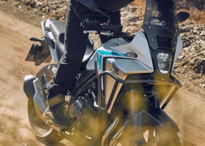 No mires a China, japonesa, con un motor irrompible, esta aventurera de Honda tiene precio de Voge 625 DSX