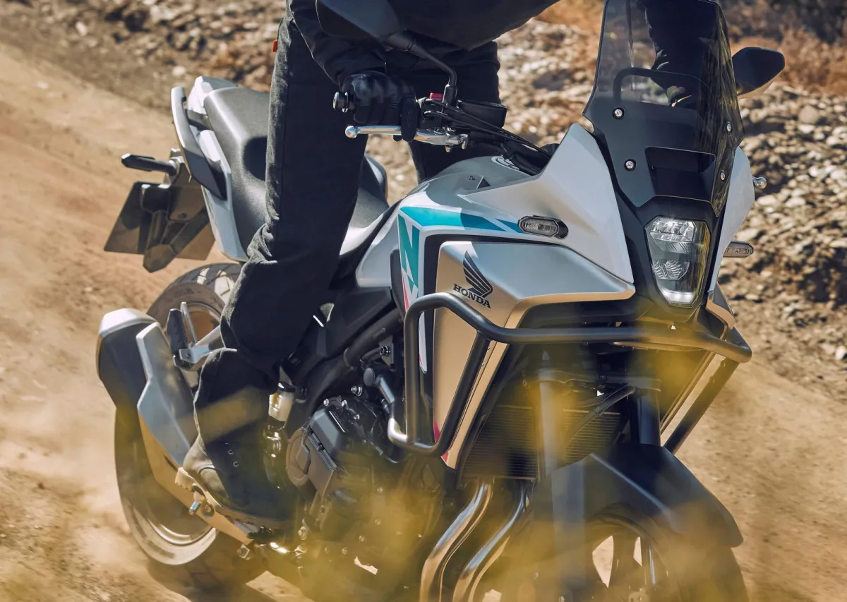 No mires a China, japonesa, con un motor irrompible, esta aventurera de Honda tiene precio de Voge 625 DSX