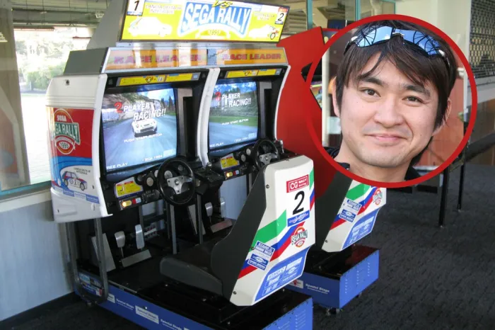 No tenía ni idea de coches, así que se fue a conducir en pistas de tierra, grava y barro. Acabó creando el videojuego de carreras que marcó los 90