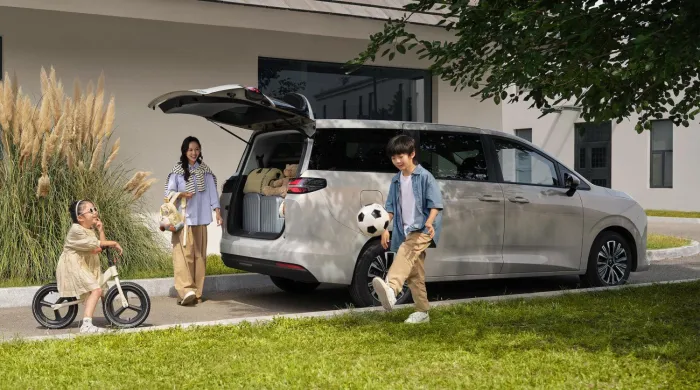 Ojito a este nuevo monovolumen PHEV de 7 plazas que mide casi 5 metros, tiene etiqueta CERO y cuesta menos de 29.000 €