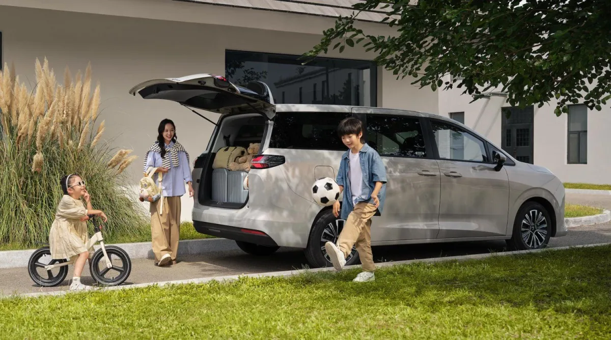 Ojito a este nuevo monovolumen PHEV de 7 plazas que mide casi 5 metros, tiene etiqueta CERO y cuesta menos de 29.000 €