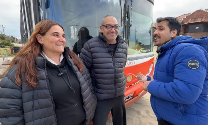 Pablo es mecánico, tiene 51 años y ha convertido un autobús escolar en una autocaravana loquísima para vivir viajando: “Es ahora, no hay que esperar”