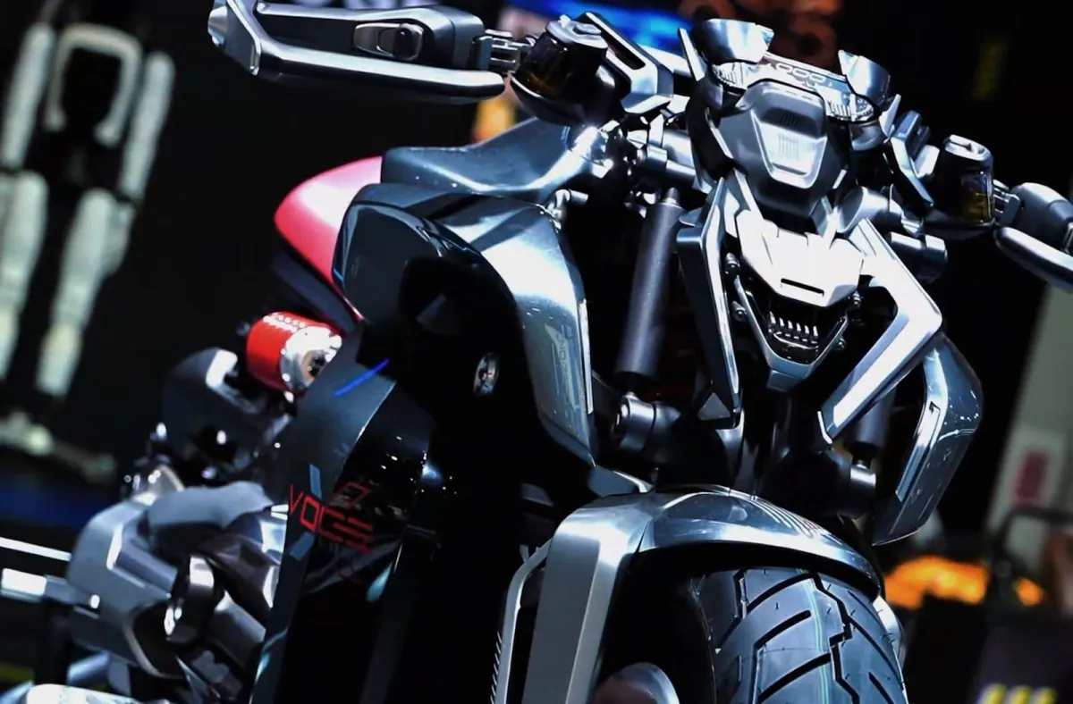 Parece de ciencia ficción, pero realmente es la moto del futuro, con tecnología híbrida y capacidad de recorrer decenas de kilómetros sin gastar gasolina