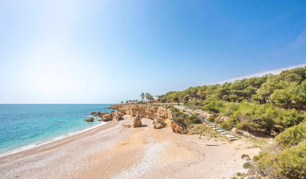 Parece Menorca pero es Castellón: un rincón al que puedes ir en camper entre acantilados, aguas cristalinas y un manjar que hay que probar