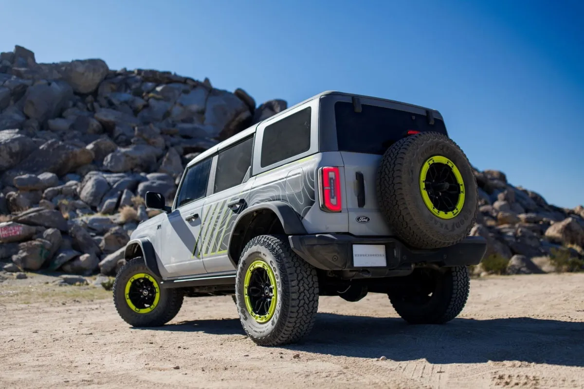 Parece un Bronco Raptor, pero cuesta mucho menos dinero, tiene 300 CV y todo lo necesario para hacer 4x4 extremo
