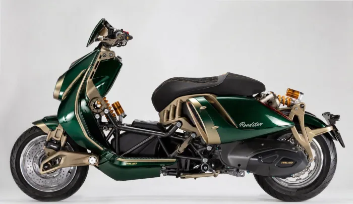 Parece un capricho de salón pero sus 41,5 CV y 151 kg dejan claro que este scooter va muy en serio