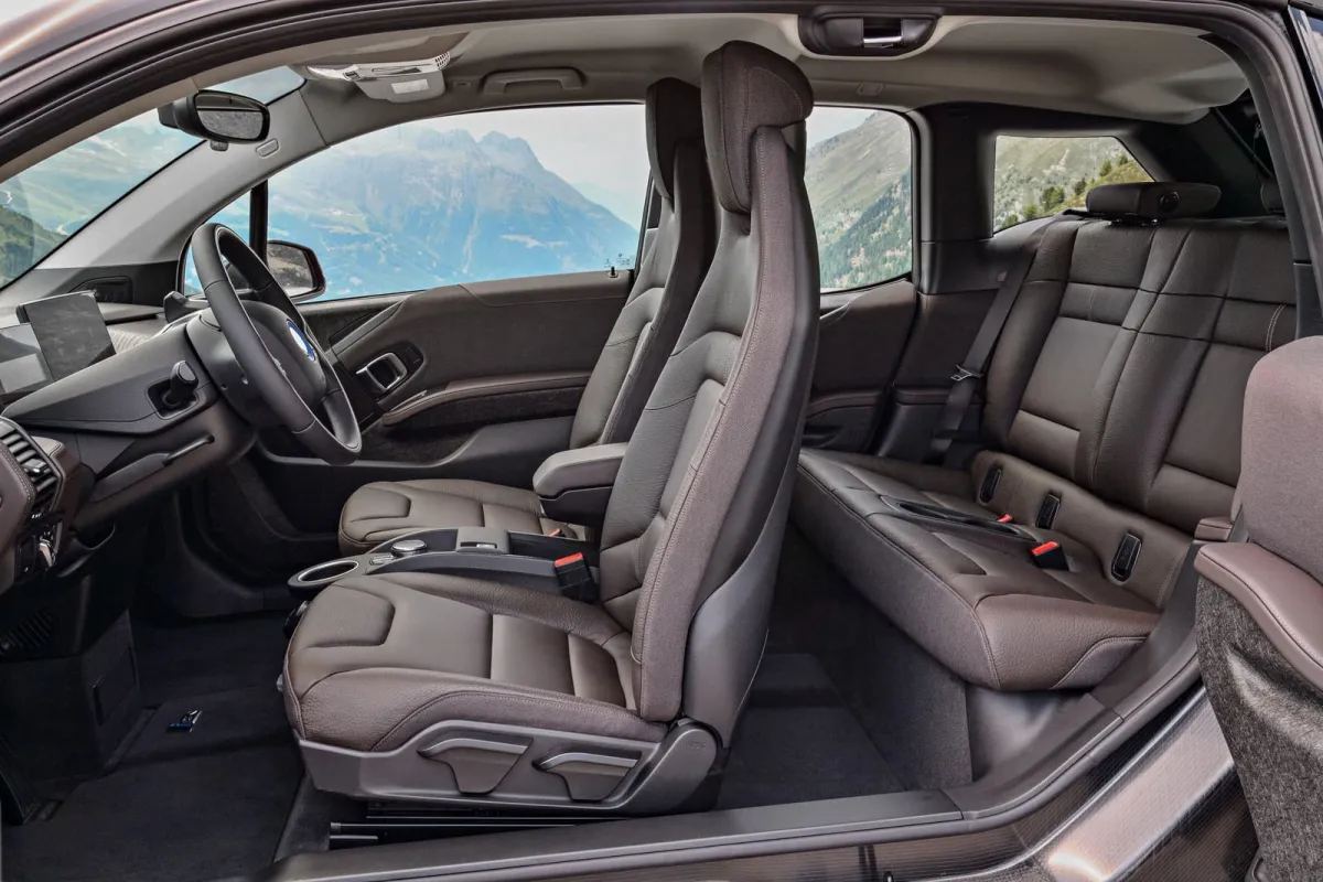 Parece un extraño monovolumen bi-motor, pero en realidad es un pequeño "GTI" con estructura de fibra de carbono y tracción trasera que hoy cuesta 14.000 €