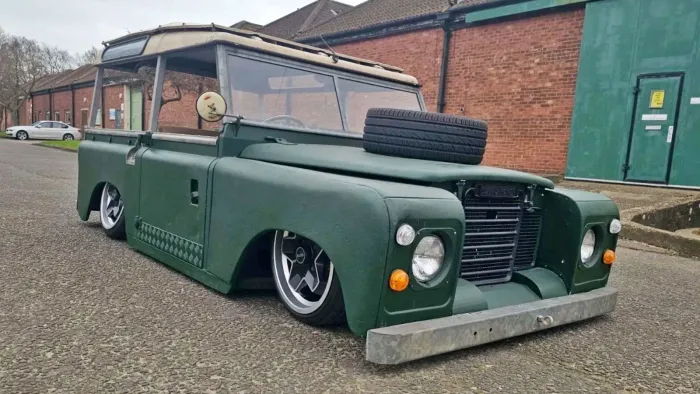 Parece un Land Rover para cabrear a los puristas, pero su carrocería tirada al suelo esconde realmente una Volkswagen T2 y el motor del Escarabajo