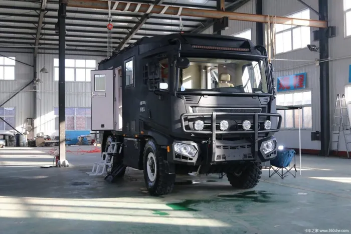 Parece un Mercedes Unimog, pero es una camper china extrema 4x4 con dos camas dobles, ducha y un depósito de 600 litros