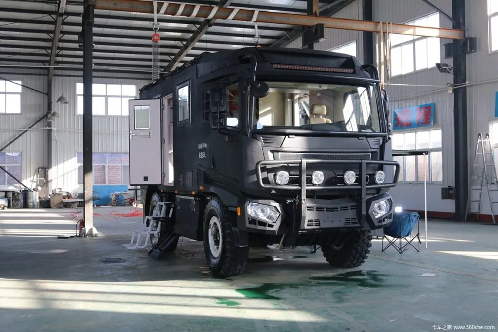 Parece un Mercedes Unimog, pero es una camper china extrema 4x4 con dos camas dobles, ducha y un depósito de 600 litros