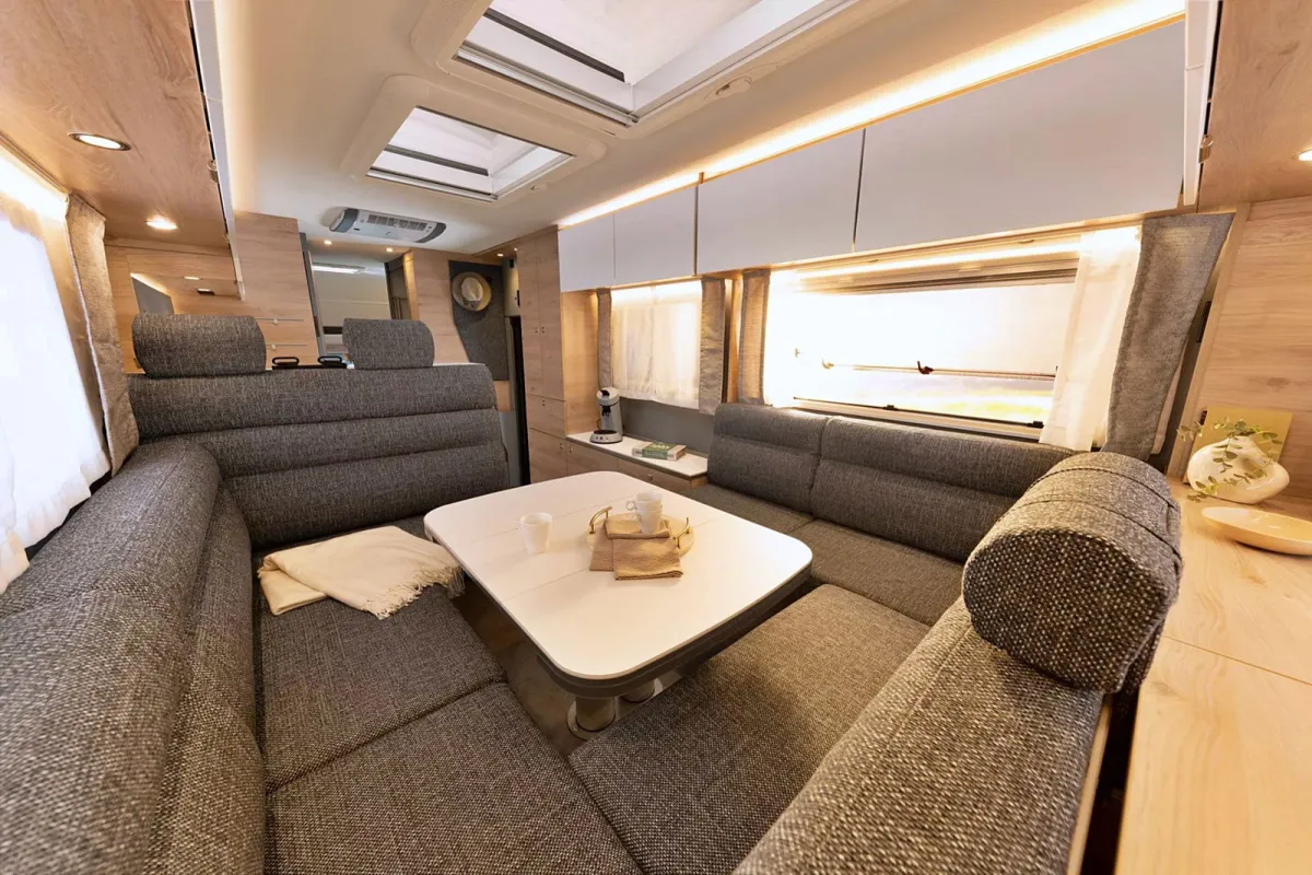 Parece un piso, pero este salón panorámico donde cabe una TV de 32 pulgadas va dentro de una autocaravana de casi 8,6 metros y 3.952 kg