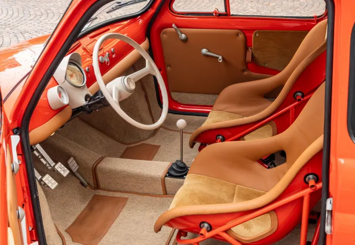 Parece un "simple" clásico italiano, pero es un coche construido en Reino Unido para homenajear al brillante diseño de Giacosa