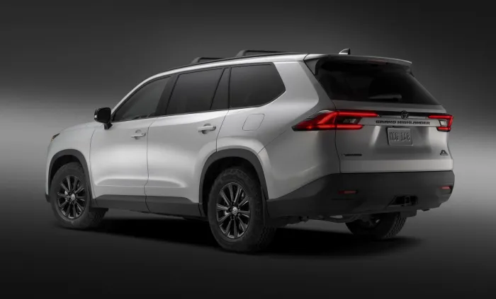 Parece un Toyota Land Cruiser, pero es mucho más barato, más grande, con 7 u 8 plazas y... más SUV