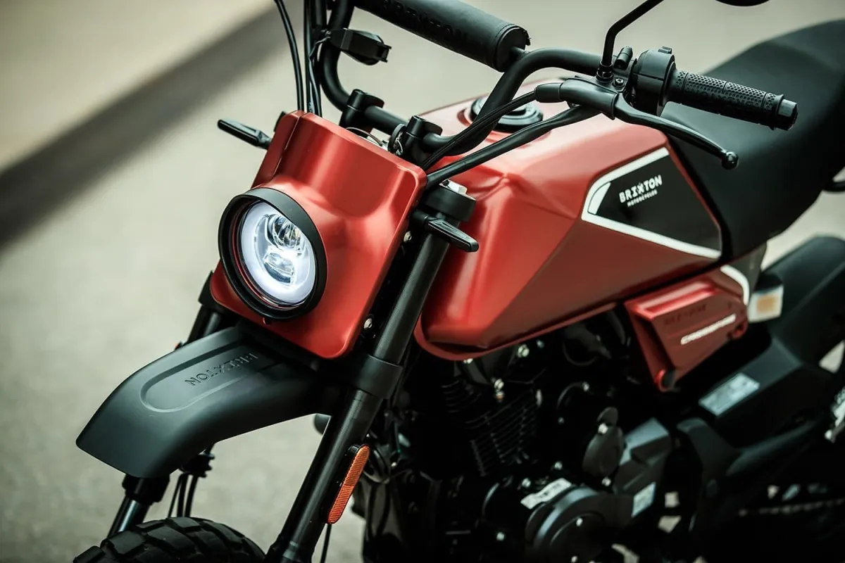 Parece una minimoto, pero es una divertidísima scrambler 125cc de 550km por depósito que tiene precio de scooter