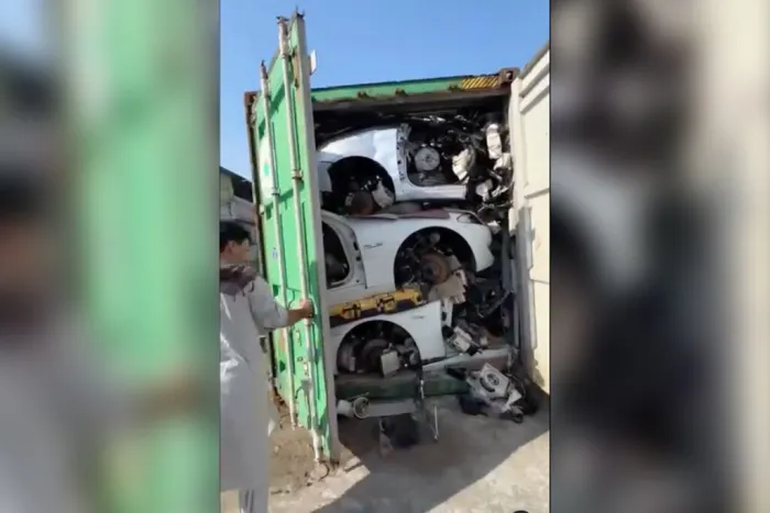 Pasar la ITV en Japón es demasiado caro. Tanto que jubilan los coches con cinco años, los trocean y los mandan en contenedores a países más pobres