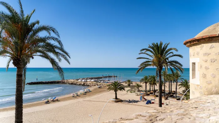 Playas de agua turquesa, dunas y arte urbano: el pueblo costero más infravalorado de Castellón es perfecto para ir en camper