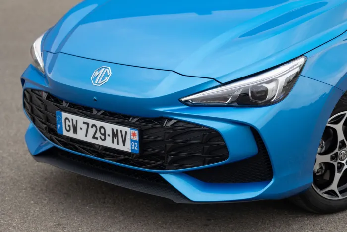 Por 13.990 euros, es de los coches más baratos en 2026 y tiene 116 CV, cinco puertas y bastante equipamiento para su precio