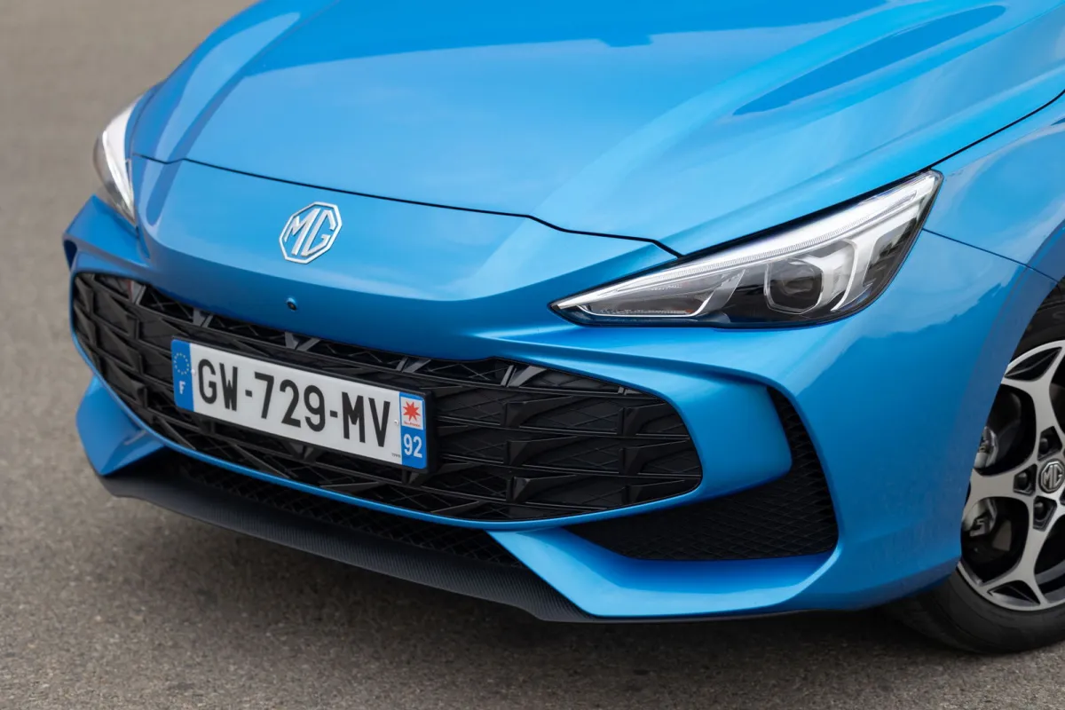 Por 13.990 euros, es de los coches más baratos en 2026 y tiene 116 CV, cinco puertas y bastante equipamiento para su precio