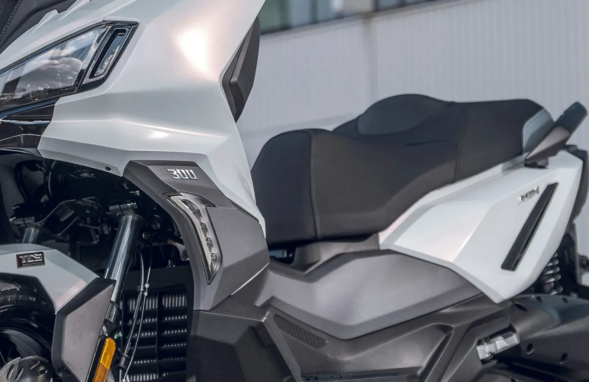 Por 2.800 € menos que la Honda ADV tienes está scooter crossover para el A2 muy equipada y no, no llega de China