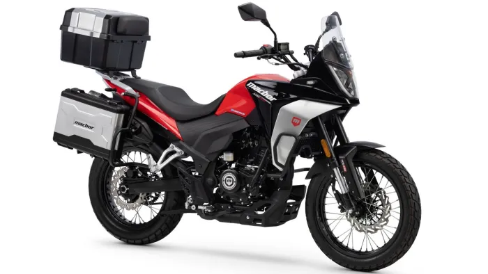Por 2.999 € a estreno, esta todoterreno con motor de 125 y maletas y cubrecárter de serie está en oferta en España