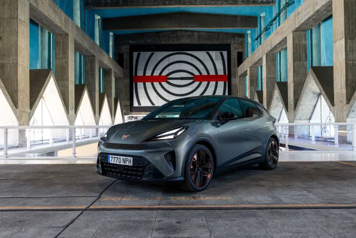 Por 200 euros al mes y 1.641 euros de entrada puedes estrenar el mejor de los utilitarios eléctricos Made in Spain, que hemos probado en Asturias
