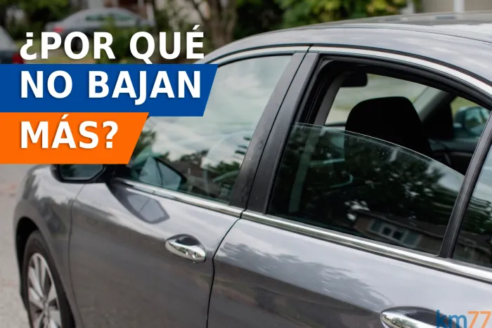 Por qué los cristales traseros de muchos coches no bajan del todo