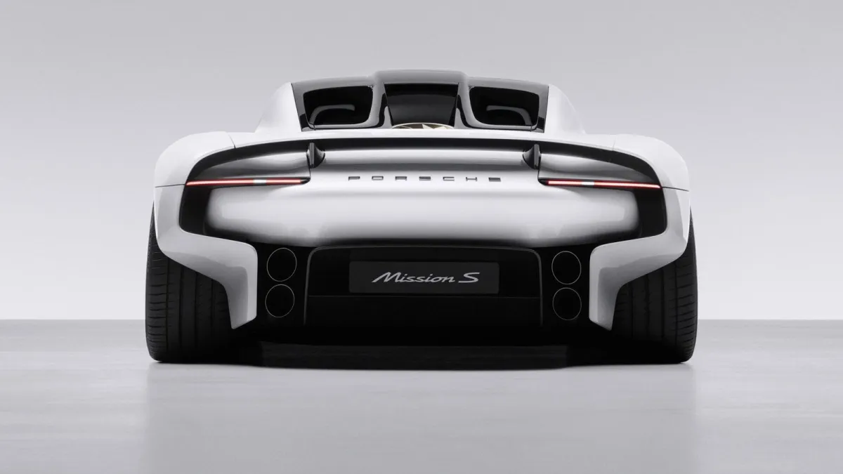 Porsche no ha querido desvelar el motor del Mission S, pero ya sabemos cómo suena y huele a 8 cilindros a gasolina