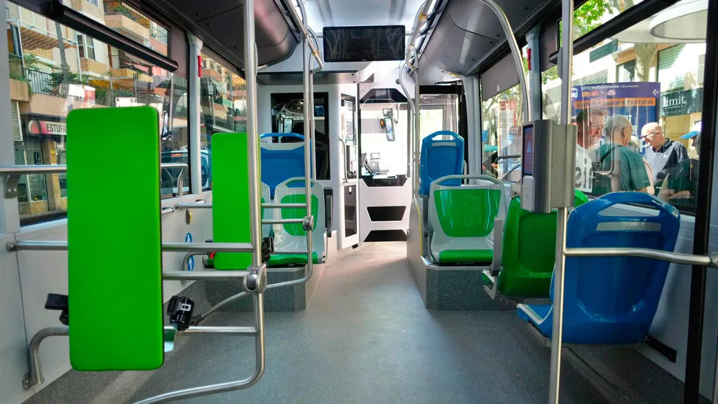 Primero los vecinos, después los turistas: el PSOE propone que los residentes suban antes a los autobuses