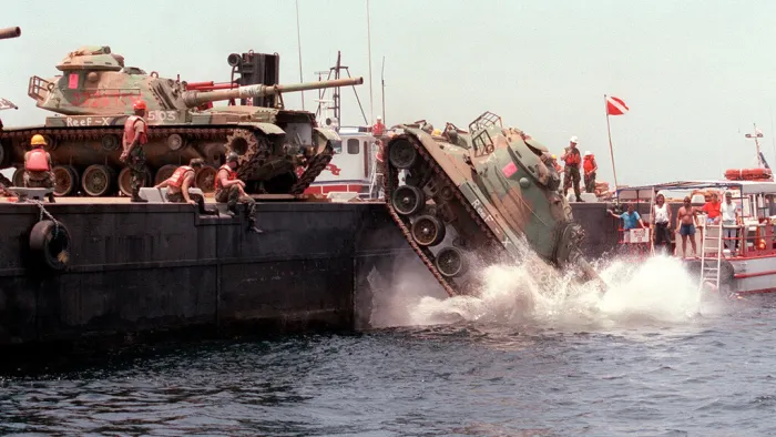 ¿Qué hacen 100 tanques de la Guerra Fría en el fondo del mar? EEUU los hundió y el resultado no podría haber sido mejor