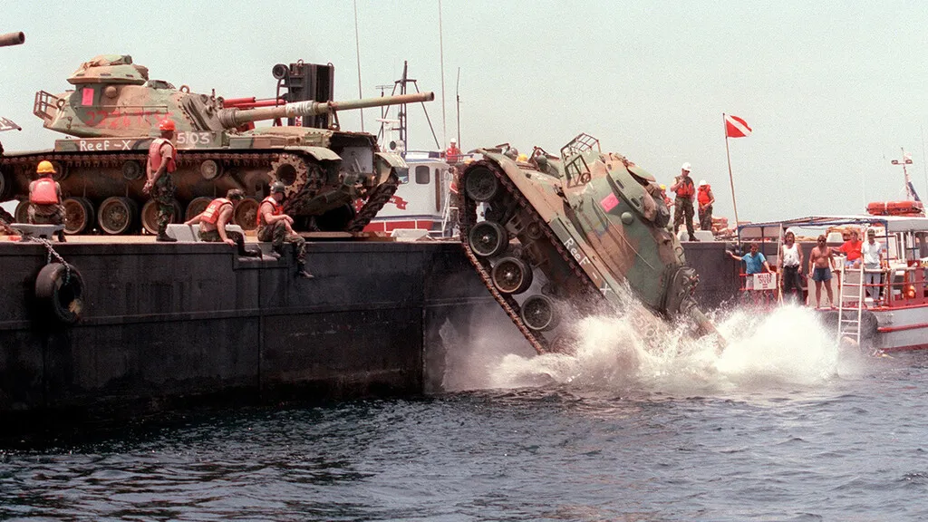 ¿Qué hacen 100 tanques de la Guerra Fría en el fondo del mar? EEUU los hundió y el resultado no podría haber sido mejor