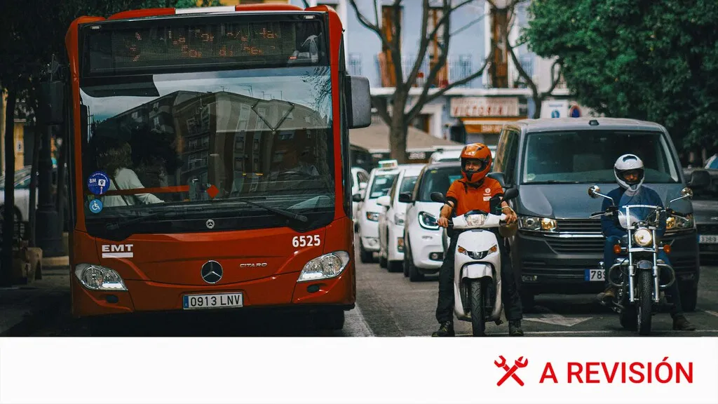 Quién paga si un autobús de transporte público destroza 14 coches aparcados