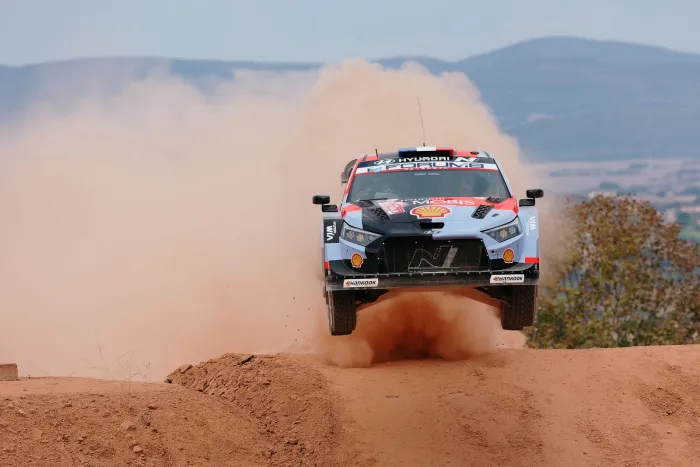 Rally de Italia-Cerdeña: Adrien Fourmaux manda mientras Oliver Solberg se impone entre los candidatos