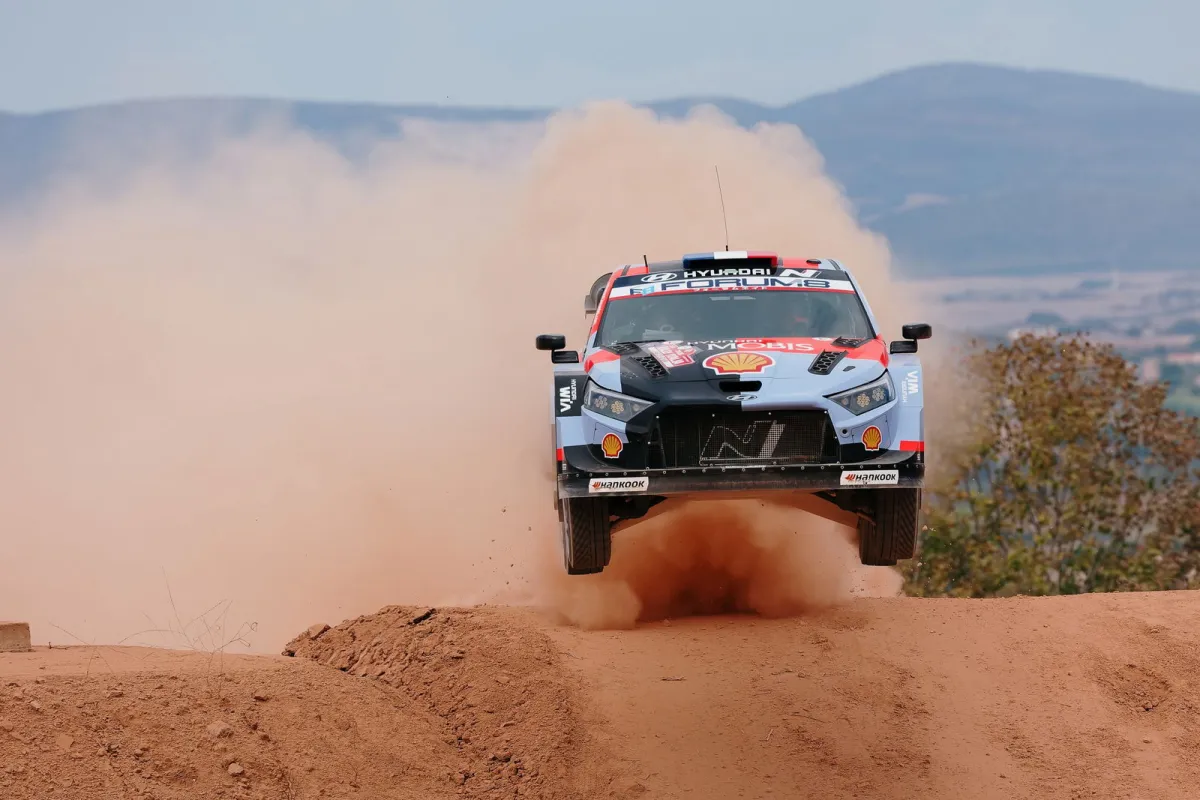 Rally de Italia-Cerdeña: Adrien Fourmaux manda mientras Oliver Solberg se impone entre los candidatos