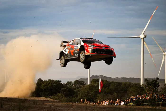 Rally de Italia-Cerdeña: Oliver Solberg asalta el liderato y se 'arma' la Mundial en la lucha por el título