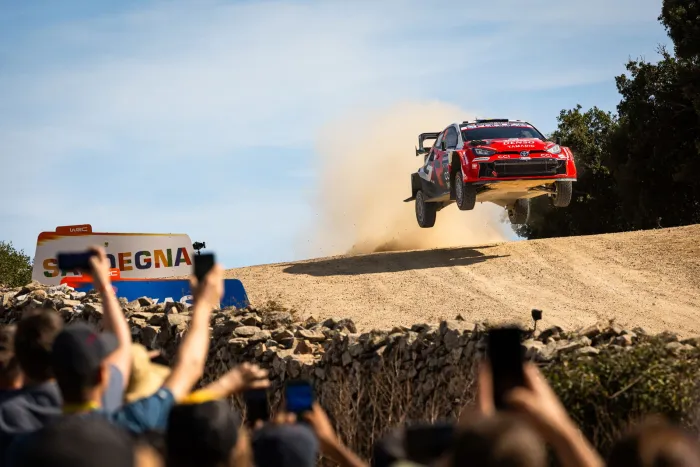Rally de Italia-Cerdeña: Oliver Solberg se queda sin la ayuda de los Hyundai y el Mundial se queda al rojo vivo