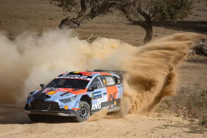 Rally de Italia-Cerdeña: Thierry Neuville lidera, Oliver Solberg aprieta y Evans termina sexto con el Mundial en juego