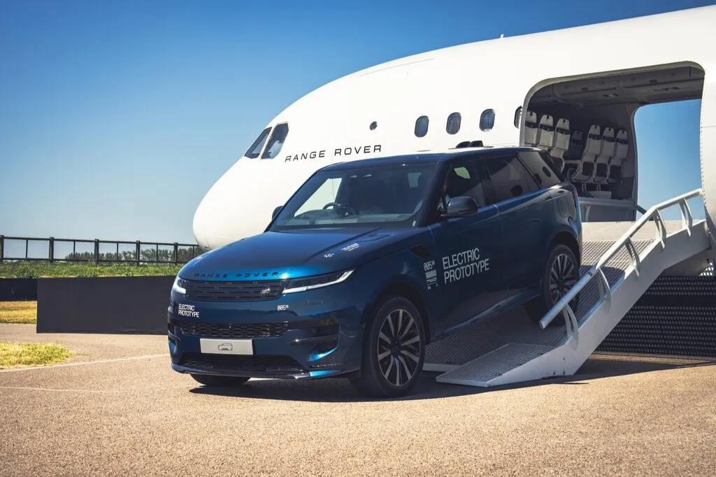 Range Rover Sport Electric: lo he probado en Goodwood y te confirmo que la electrificación no le ha hecho perder su ADN todoterreno