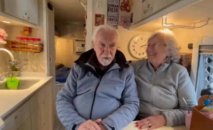 Reina y Paco tienen 70 y 72 años y ya han recorrido medio mundo en su camper: “No tenemos la vida asegurada, el día es hoy”