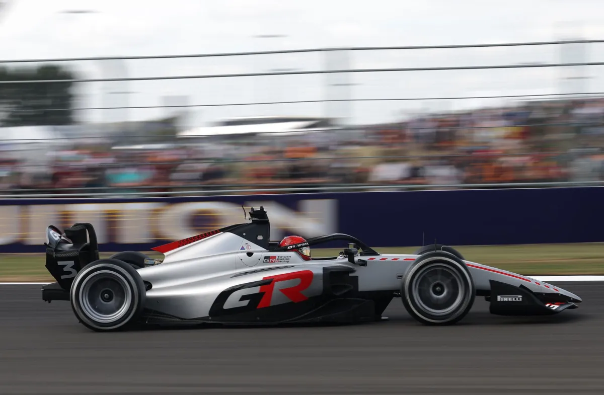 Ritomo Miyata gana la carrera sprint de F2 en Madring, Nikola Tsolov abandona