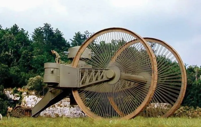 Rusia quiso ganar la Primera Guerra Mundial con un tanque de 9 metros de alto en forma de triciclo. Solo consiguió oxidarse en un bosque