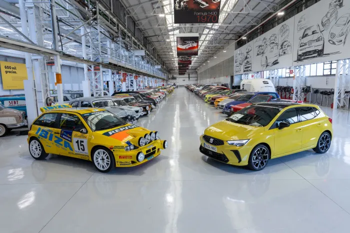 SEAT Históricos amplía la nave A-122, y nos colamos en ella para enseñarte sus tesoros en detalle