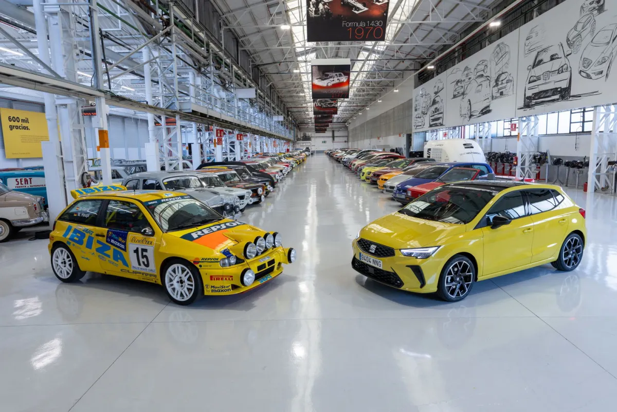 SEAT Históricos amplía la nave A-122, y nos colamos en ella para enseñarte sus tesoros en detalle