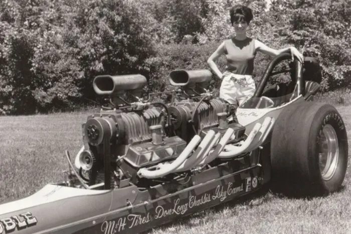 Shirley Muldowney, 86 años, la primera mujer campeona de dragsters: "La organización me combatió a cada paso hasta que vieron que llenaba las gradas"