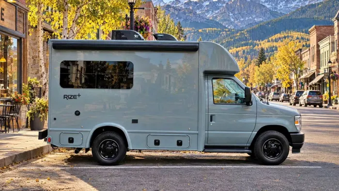 Solo mide seis metros, pero esta pequeña autocaravana esconde un enorme V8 de 7.3 litros y 330 CV