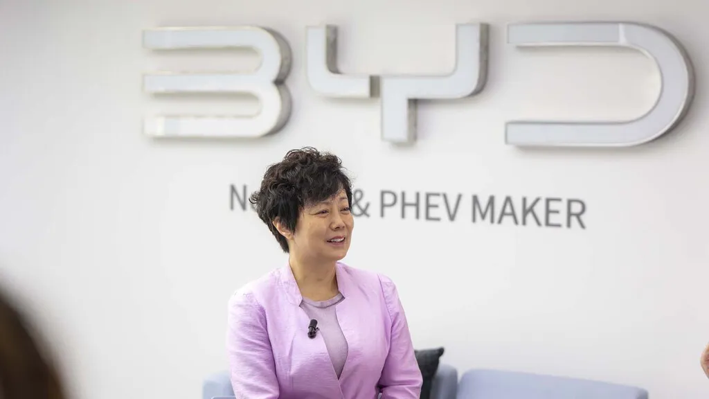 Stella Li, vicepresidenta ejecutiva de BYD: “El próximo año tendremos nuestro primer coche con baterías de estado sólido”